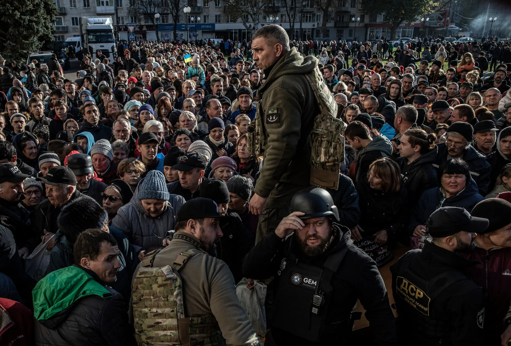 Натовпи збираються, щоб роздати їжу в південноукраїнському місті Херсон після того, як його відбили від російської окупації у 2022 році
